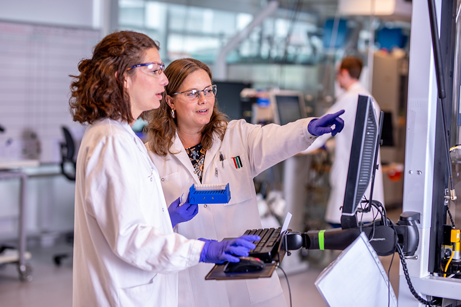 Work with us: image of two female scientist